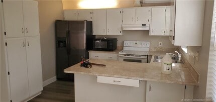 41 SE Ontario Way in Stuart, FL - Building Photo - Building Photo