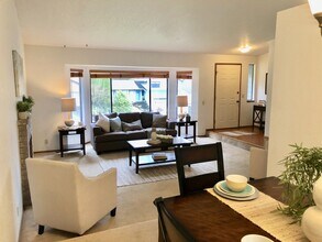 Lynnwood Home (Reduced rent until May 30th) in Lynnwood, WA - Foto de edificio - Building Photo