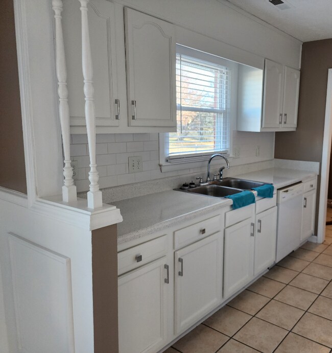 7769 Adrian Dr in Fayetteville, NC - Foto de edificio - Building Photo