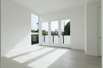 2496 S CENTINELA Ave in Los Angeles, CA - Foto de edificio - Building Photo