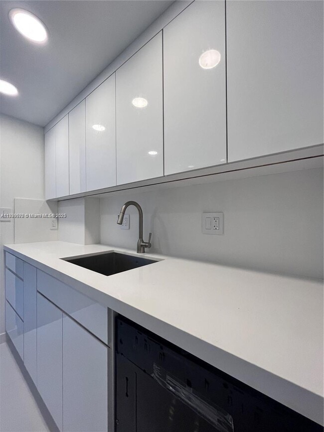 800 West Ave in Miami Beach, FL - Building Photo - Building Photo