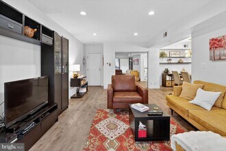 236 W Taylor Run Pkwy in Alexandria, VA - Building Photo - Building Photo