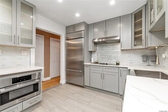 7 Henry St in Great Neck, NY - Building Photo - Building Photo