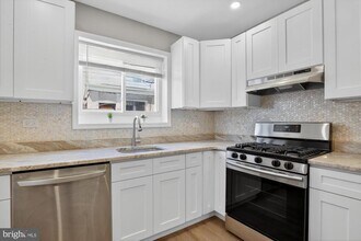 2422 S Iseminger St in Philadelphia, PA - Building Photo - Building Photo