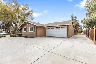 12308 Trieste Dr in Madera, CA - Building Photo - Building Photo