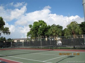 350 Palm Cir W-Unit -201 in Pembroke Pines, FL - Building Photo - Building Photo