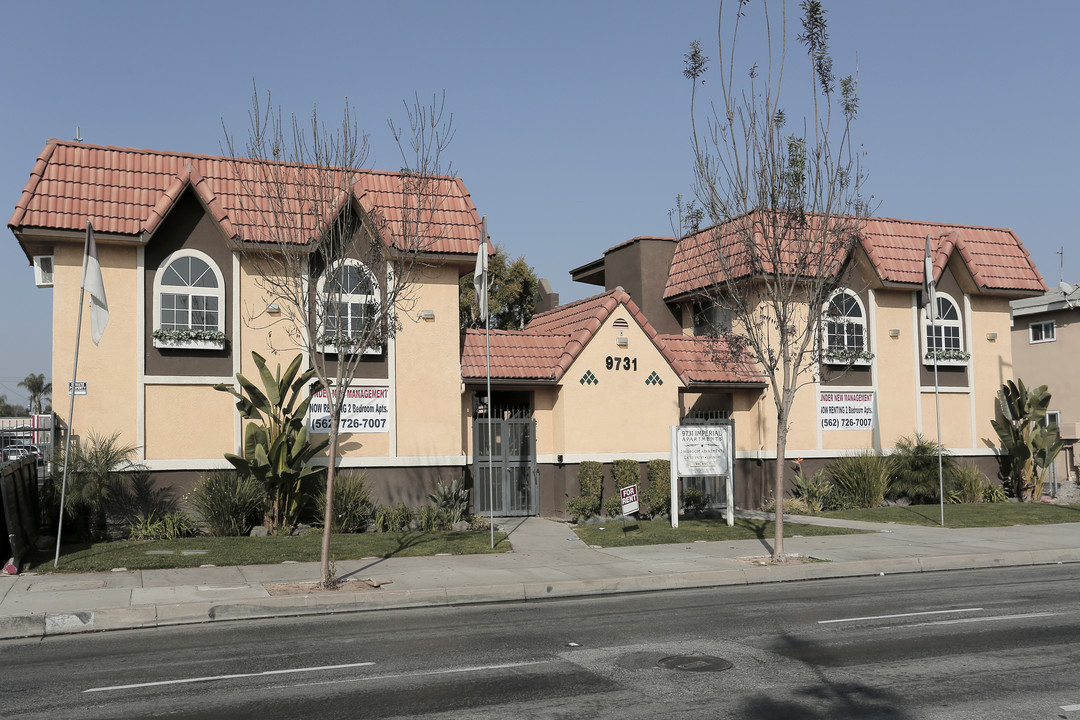 Imperial Apartments in Downey, CA - Foto de edificio