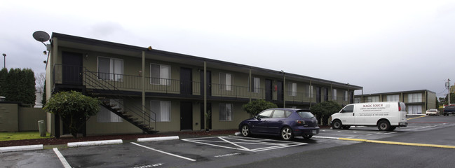 Farmington Apartments in Beaverton, OR - Building Photo - Building Photo