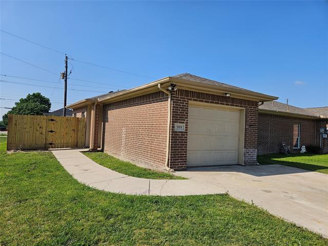 999 Lake Dr in Grand Prairie, TX - Foto de edificio - Building Photo