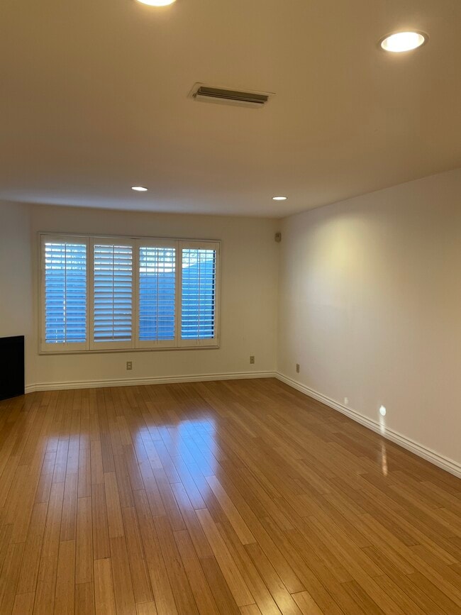 property at 211 Palmetto Dr