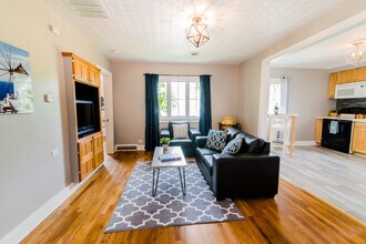 427 Thomas St SE, Unit 2 in Grand Rapids, MI - Building Photo - Building Photo