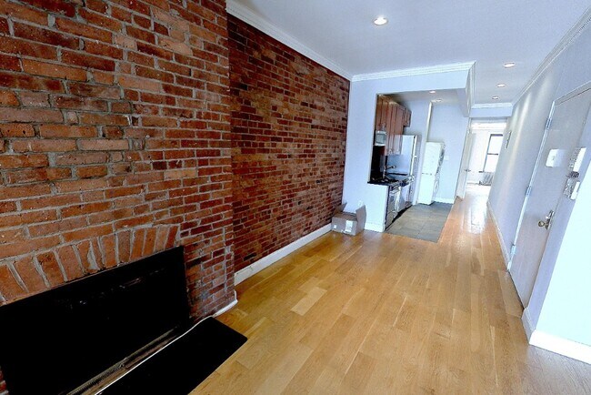 102 E 7th St in New York, NY - Building Photo - Building Photo