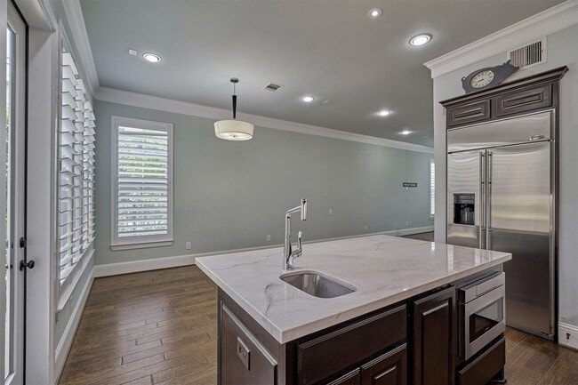 property at 2 E Rafters Row