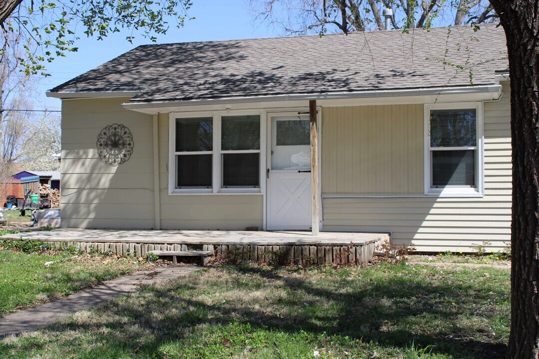 2012 Hayes Dr in Manhattan, KS - Building Photo