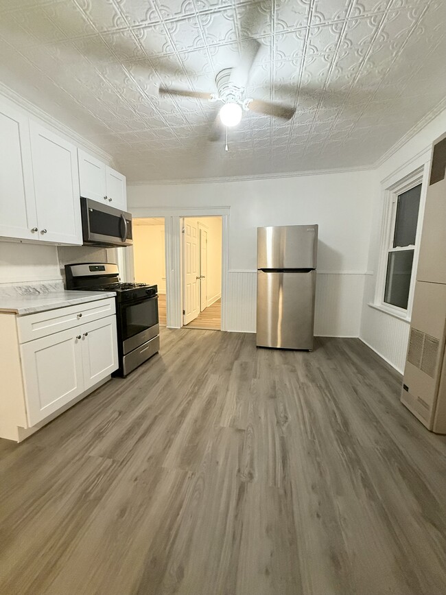 242 4th Ave, Unit 2 in Woonsocket, RI - Building Photo - Building Photo