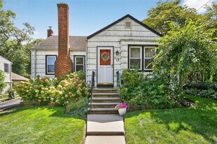 13 Prospect St in Glen Head, NY - Building Photo