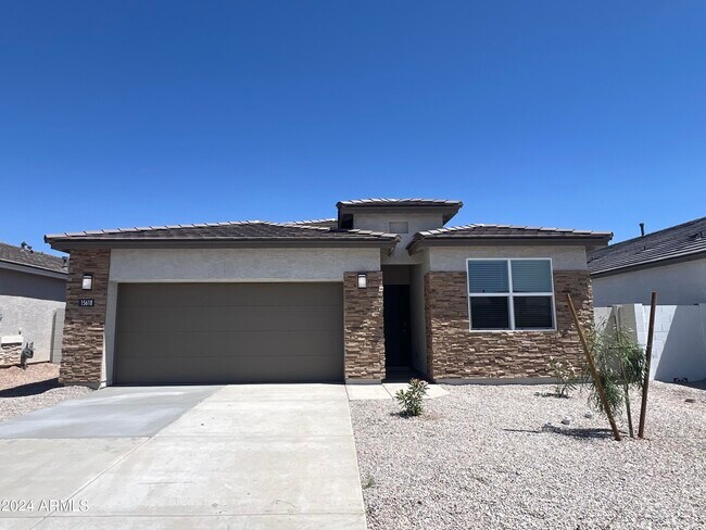 15618 W Desert Hollow Dr in Surprise, AZ - Building Photo - Building Photo