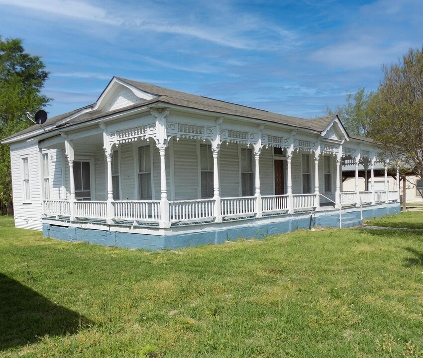 404 S Lasalle St in Navasota, TX - Building Photo