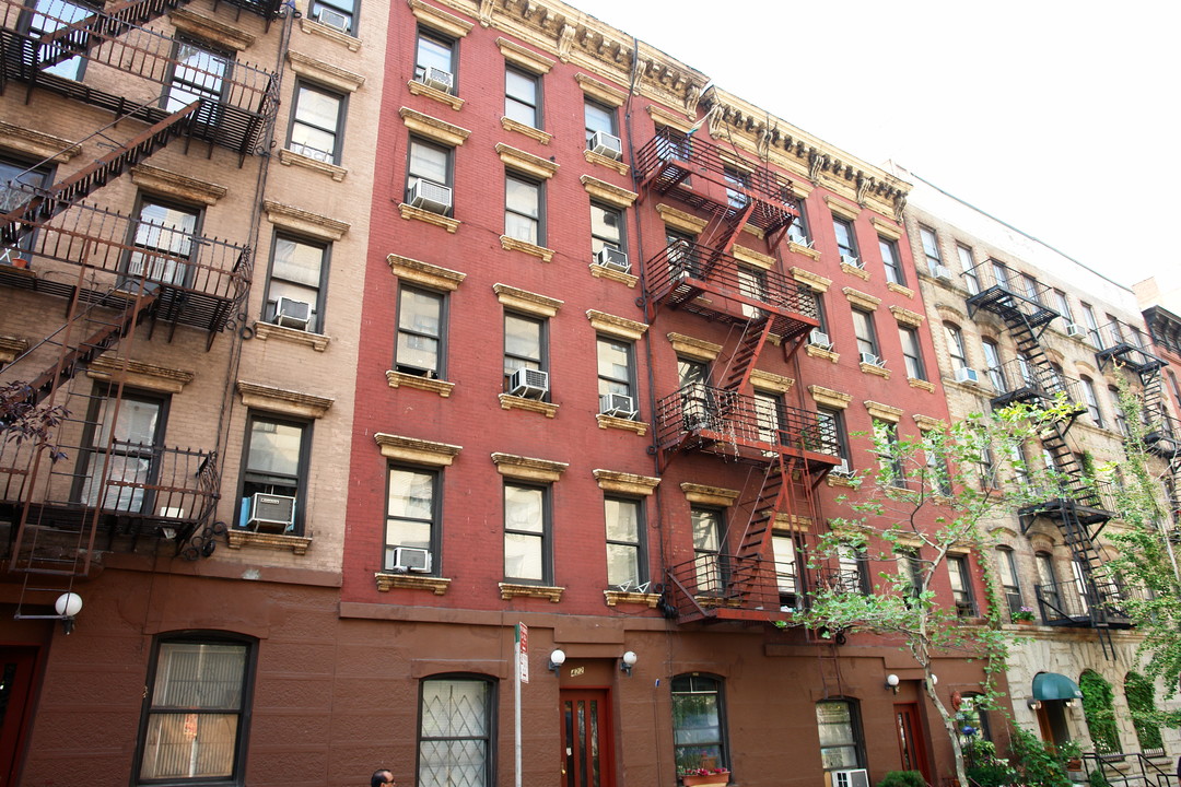 422-424 W 56th St in New York, NY - Building Photo