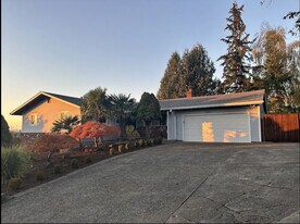 9317 SE Suncrest Dr in Happy Valley, OR - Building Photo