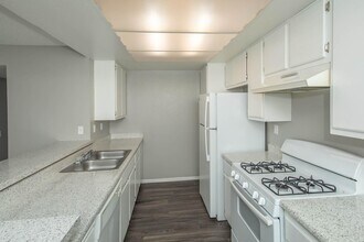 Palm Court Apartment Homes in Hemet, CA - Foto de edificio - Building Photo
