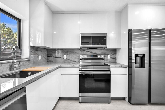 8011 SW 18th Ter in Miami, FL - Foto de edificio - Building Photo