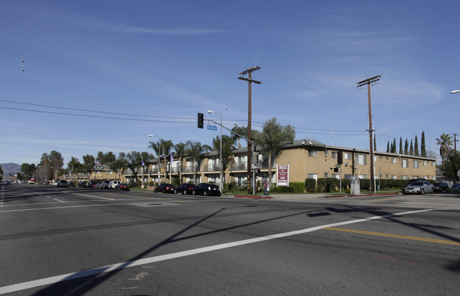 Casa Dorado in Tarzana, CA - Building Photo - Building Photo