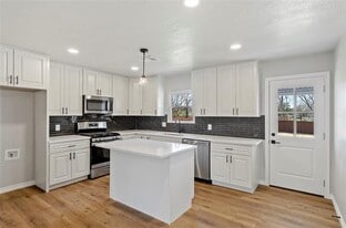 131 Long St in Bowie, TX - Building Photo