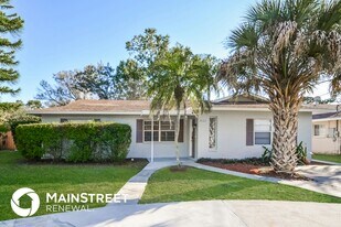 2426 Pinehurst St in Sarasota, FL - Building Photo