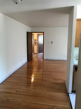 4811 Cadieux Rd, Unit Apartment 2 in Detroit, MI - Foto de edificio - Building Photo