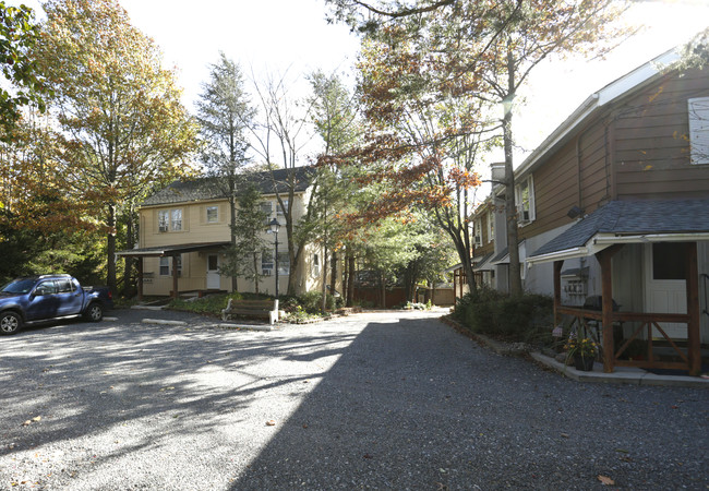 Villa Paradise Apartments in Lebanon, NJ - Foto de edificio - Building Photo