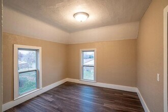 1927 W 1st St in Cedar Falls, IA - Building Photo - Building Photo