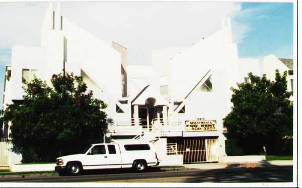 13915 Sherman Way in Van Nuys, CA - Foto de edificio - Building Photo