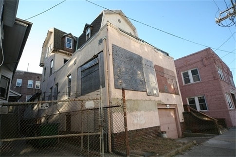 2 N Vermont Ave in Atlantic City, NJ - Building Photo