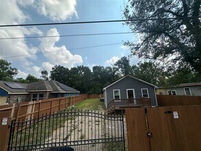 5910 E Houston Rd in Houston, TX - Building Photo - Building Photo