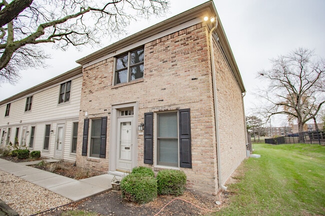 1845 Bristol Walk in Hoffman Estates, IL - Building Photo - Building Photo