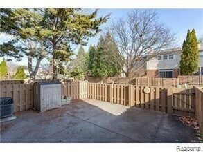5117 Buckingham Pl Dr in Troy, MI - Building Photo - Building Photo