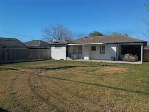 10330 S Oswego St in Houston, TX - Foto de edificio - Building Photo