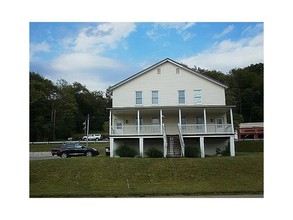 27 S Main St in Ellsworth, PA - Foto de edificio - Primary Photo