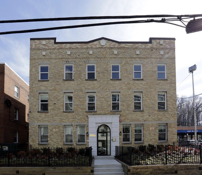 4065 Minnesota Ave NE in Washington, DC - Building Photo - Building Photo