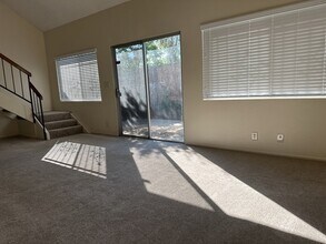 7010 John Dr, Unit B in Riverside, CA - Building Photo - Building Photo