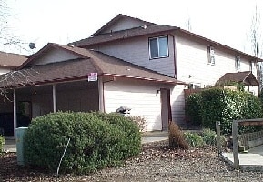 2046 Campus Dr in Medford, OR - Foto de edificio
