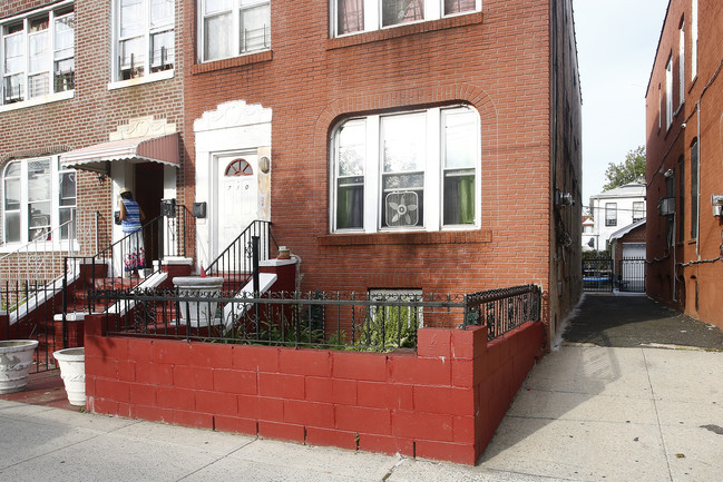 710 Logan St in Brooklyn, NY - Building Photo - Building Photo