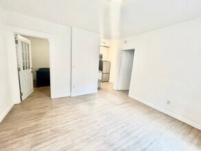 1110 N Sweetzer Ave in West Hollywood, CA - Foto de edificio - Building Photo