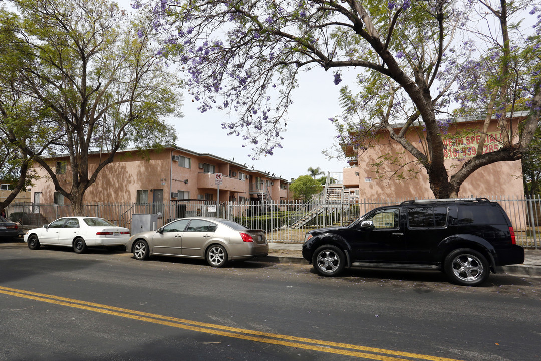 9075 Cedros Ave in Panorama City, CA - Building Photo