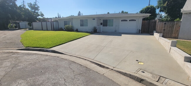 204 W Duell St in Glendora, CA - Foto de edificio - Building Photo