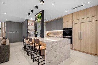 1077 Golden Cane Dr in Weston, FL - Building Photo - Building Photo