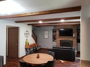 4880 S 69th St in Greenfield, WI - Foto de edificio - Building Photo