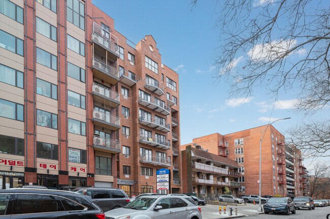 144-48 Roosevelt Ave in Flushing, NY - Foto de edificio - Building Photo
