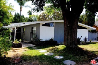 5652 Fallbrook Ave in Los Angeles, CA - Foto de edificio - Building Photo